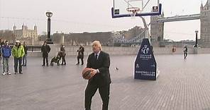 Amazing Boris Johnson basketball trick shot