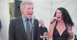 Jon Bon Jovi e Steven Tyler cantando em casamento e na rua