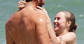 Bradley Cooper and Girlfriend Suki Waterhouse Splash Around, Pack on the PDA in Hawaii—See the Pics! - E! Online