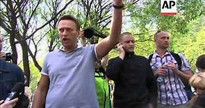 Opposition leaders Navalny and Udaltsov talk after being released from detention