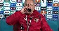 Russia coach mocks Ronaldo by chugging the Euro sponsor Coke! 🤣🥤