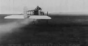 Le 19 août 1913, Aldophe Pégoud expérimente un saut en parachute depuis l'aérodrome de Châteaufort