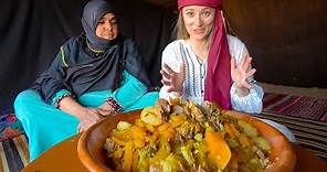 Eating with NOMADS in the SAHARA DESERT 🇲🇦 Medfouna (Berber Pizza) in Morocco!!