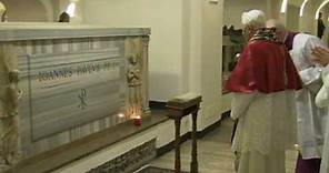 El Papa visita la tumba de sus predecesores