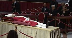 Benedetto XVI, l’ultimo saluto di fedeli e autorità italiane al Papa emerito