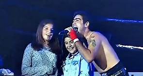 La mano de Dios (Maradona) - Rodrigo con Dalma y Gianina (en vivo Luna Park)