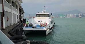 「香港水上的士 HONG KONG WATER TAXI」靠泊北角碼頭.