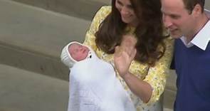 Ecco la nuova royal baby: primo bagno di folla all'ospedale St. Mary di Londra