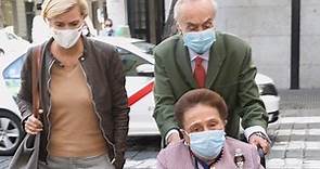 Carlos Zurita celebra su cumpleaños más íntimo, arropado por su mujer y su hija