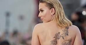 Scarlett Johansson alza il braccio e mostra quel segno particolare sul red carpet di Venezia 76