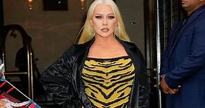 Christina Aguilera poses for impromptu photoshoot