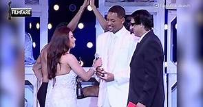 Will Smith presents Rani Mukerji with Filmfare Award