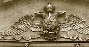 Герб Российской империи на фронтоне Горного университета