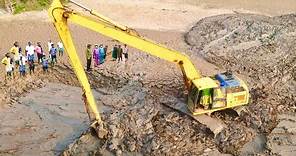 KOMATSU Excavator work scoops mud and soil mining work - Amazing excavator skills