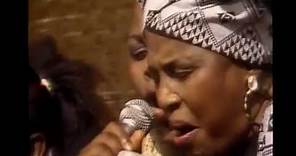 Miriam Makeba - The Retreat Song (Jikele Maweni) LIVE Graceland Concert)