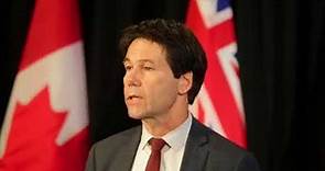 Health minister Dr.Eric Hoskins outlines proposal to the OMA