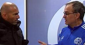 Marcelo Bielsa le da clases a Zidane