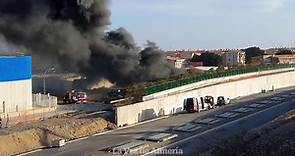 Incendio en el Polígono Sector 20 de Almería
