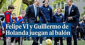 Felipe VI y Guillermo de Holanda se animan con unos toques al balón