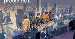 Esta es la nueva atracción del Rockefeller Center en Nueva York. La nueva experiencia de Top of the Rock se llama ‘The Beam’ y en ella, los visitantes serán elevados a 12 pies sobre la cubierta, girarán 180 grados y poder’an ver el Central Park y más. ‘The Beam’ recrea la icónica imagen de quienes construyeron este edificio en Nueva York. El retrato de 11 obreros almorzando despreocupadamente sentados sobre una viga de acero a 850 pies de altura cautivó a millones de personas casi tan pronto com