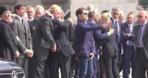 Funerali Silvio Berlusconi, i figli salutano e ringraziano le persone in piazza Duomo