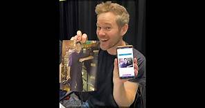 Can Aaron Ashmore tell him and his identical twin apart? Let's play Which Ashmore is it?
