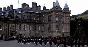 Elisabetta II, il feretro della regina arriva a Edimburgo fra gli applausi della folla