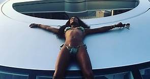 Naomi Campbell Flaunts Her Sizzling Bikini Body!