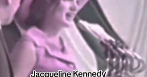 La ex primera dama, Jacqueline Kennedy agradeciendo al pueblo mexicano en español. John F. Kennedy, ex presidente de los Estados Unidos y su esposa, visitaron México en 1962, siendo recibidos por el presidente Adolfo López Mateos. Jacqueline destacaba por ser una mujer brillante que hablaba por lo menos, 4 idiomas. #historiademexico #historia #kennedy #jacquelinekennedy #adolfolopezmateos #mexicoyestadosunidos #curiosidsdes