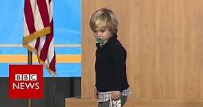 US governor's sleepy son invades stage - BBC News