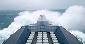 La nave da guerra della marina britannica sfida le onde in mezzo alla tempesta Corriere TV