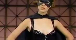 JUST TOO ICONIC! Sean Young in her Catwoman costume in “The Joan Rivers Show”,1991 —————————————————————————————— Sean Young was originally cast as Vicki Vale, the reporter who becomes Bruce Wayne’s love interest in “Batman” (1989). While Young was Burton’s first choice to play Vicki, the actress broke her arm while practicing some horseback riding for an action sequence that ended up being deleted from the finished film. Because of the scale of the production, Young had to be replaced by Kim Ba