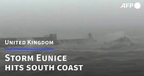 Strong waves in Brighton as storm Eunice hits the UK | AFP