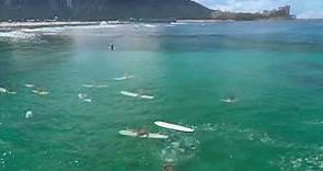 MIKE ARONOW SURFS QUEENS WAIKIKI AUGUST 2023