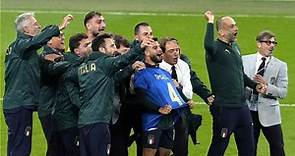 Gesto para recordar: Italia coreó a Leonardo Spinazzola tras llegar a la final de la Eurocopa 2021 | VIDEO | RPP Noticias