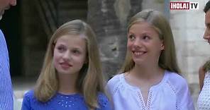 Los Reyes de España posan junto a sus hijas en el Palacio de la Almudaina | ¡HOLA! TV
