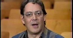 1992 Raul Julia with students and the Distinction Video - Spanish