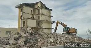 La demolizione del palazzo giallo sul lungomare di Termoli
