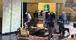 Video muestra momento del ataque a Salman Rushdie en Nueva York