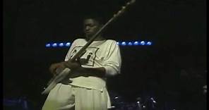 Darryl Jones bass solo Steps Ahead live in Tokyo 1986 - on drums Steve Smith