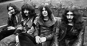 Black Sabbath - Paranoid (lyrics)