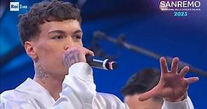 Sanremo 2023 - Blanco non sente la sua voce e distrugge il palco