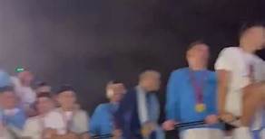 ¿Enzo Fernández es hincha de Boca? 😮 Se conoció un nuevo video de los festejos de los campeones del mundo, en el que se ve al mediocampista besando una camista de Boca. #enzofernandez #boca #river #enzo #c5n #festejo