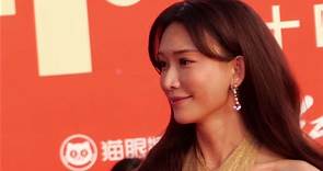 林志玲出席北京国际电影节红毯，举手投足间尽显优雅