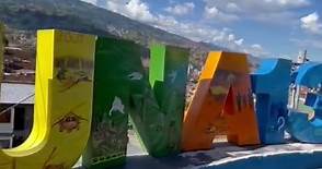 ¡Descubre Medellín! Estos son 6 planes imperdibles que puedes hacer en Medellín🌆 1️⃣Sube al famoso Metrocable y disfruta de impresionantes vistas panorámicas de la ciudad, además, podrás conocer Medellín de manera más rápida desde las alturas. 2️⃣ Conoce la comuna 13 y sumérgete en su colorido mundo, aquí podrás admirar su arte urbano y vibrante cultura. 🌈🎶 Te recomiendo hacer el Graffiti Tour. 3️⃣ Explora el Jardín Botánico y déjate maravillar por la diversidad. 🌺 Creo que este es un infalt
