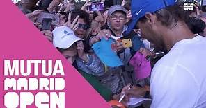 Daily || Rafa Nadal firma autógrafos antes de su partido de octavos de final