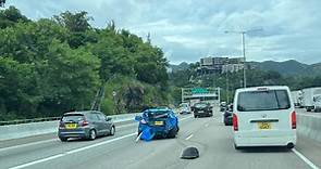 【交通意外】屯門公路有私家車高速掟彎失控撞壆　無人受傷司機自行報警 - 香港經濟日報 - TOPick - 新聞 - 社會