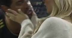 Carlos Vela besa a su esposa en pleno partido de LAFC