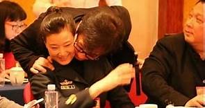 成龙Jackie Chan贴完宋祖英Song Zu Ying贴春妮Xu Chunni 成龙与女星亲密照盘点