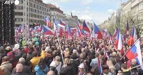 Repubblica Ceca, manifestazione antigovernativa a Praga: in migliaia in piazza